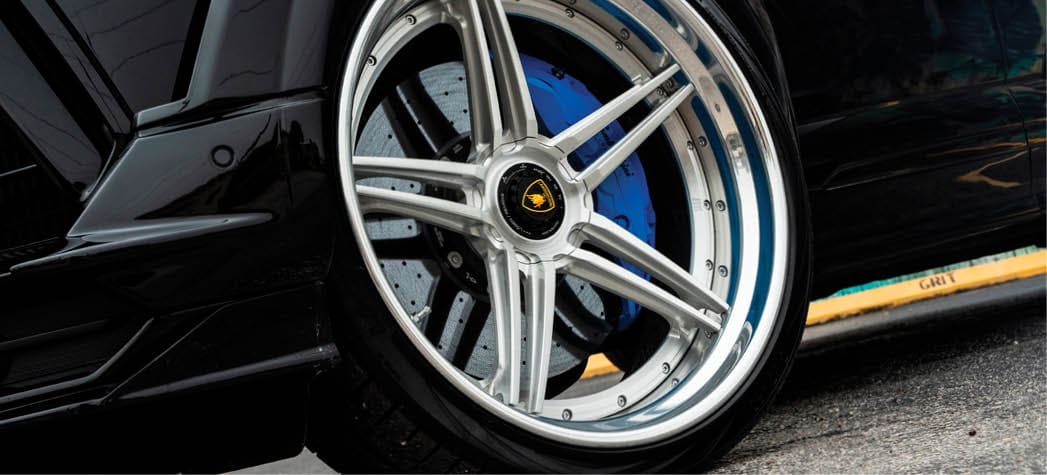 Lamborghini Urus with 1016 Widebody Kit on the 1886 Forged XR003 in a Brushed center with Polished Lip finish.